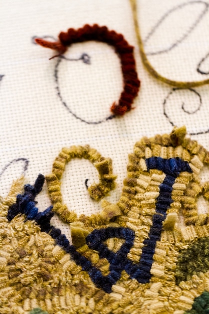 Ręcznie haftowany detal